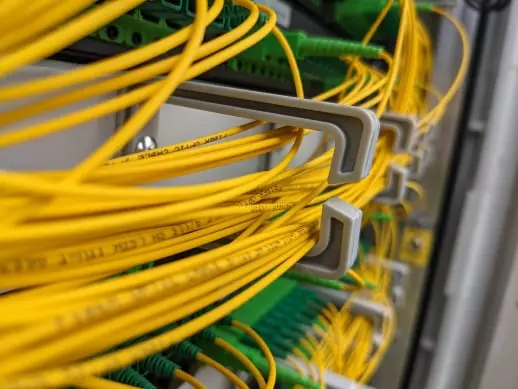 Instalación fibra óptica en edificio rack internet