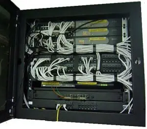 Instalación rack mural de datos